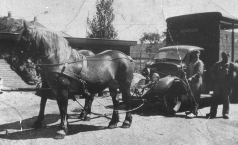 Paard gespannen voor de vrachtwagen, motor verstopt voor de Duitsers in WOII