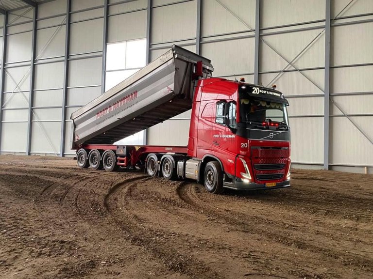 Een truck van Post & Haveman in een loods. De vrachtwagen lost puingranulaat