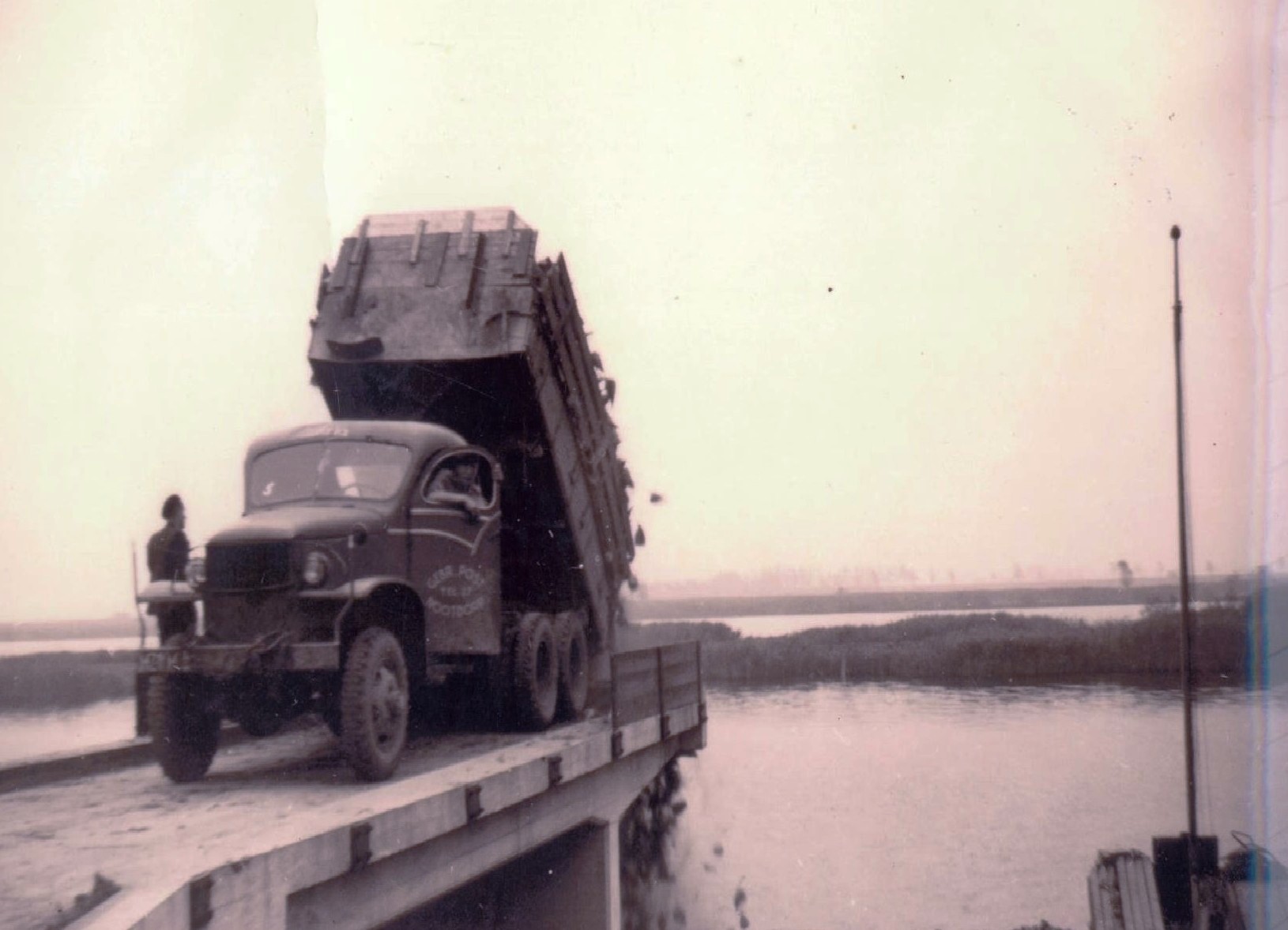 Gebr. Post lost suikerbieten in het schip